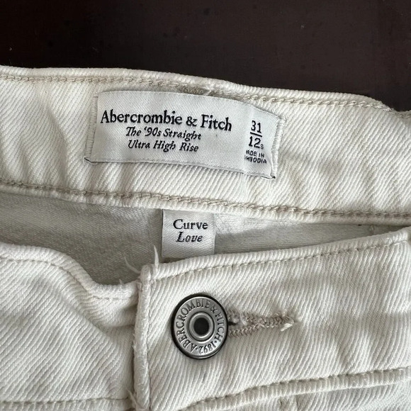 Abercrombie & Fitch Women's Cream Straight Leg Jeans - Picture 9 of 10